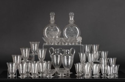 BACCARAT. Service en cristal gravé, modèle...