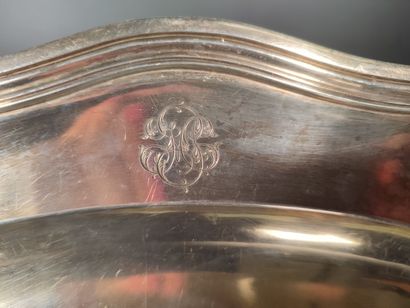 Plat ovale à contours en argent, chiffré....