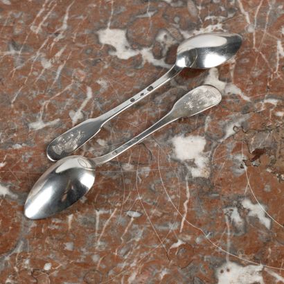 Ensemble en argent:
- pince à sucre à décor...