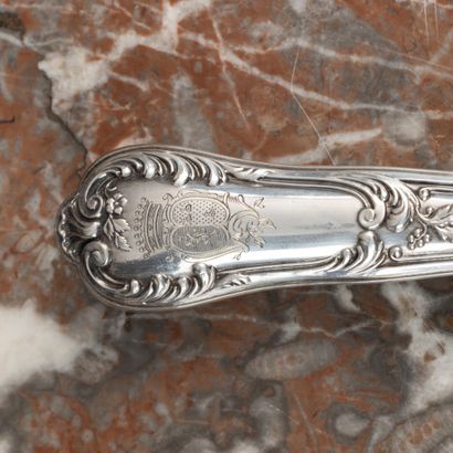 Ensemble en argent:
- pince à sucre à décor...