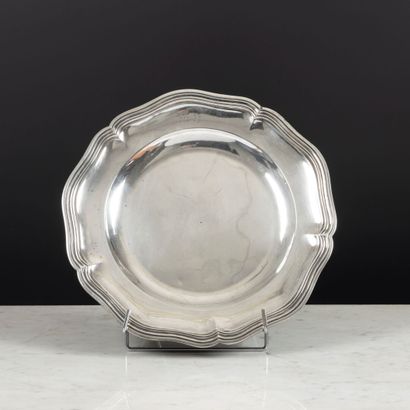 Plat rond à contours et filets forts en argent....