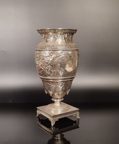 CHRISTOFLE. Vase richement décoré dans le...
