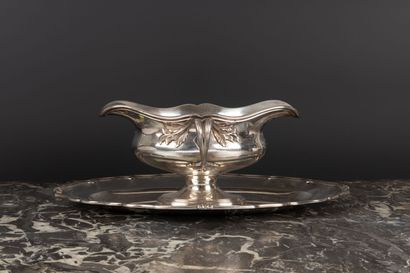 Saucière à contours et feuillages à plateau...