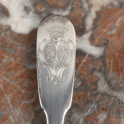 Ensemble en argent:
- pince à sucre à décor...