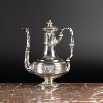 Cafetière en argent guilloché à décor de...