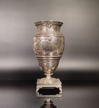 CHRISTOFLE. Vase richement décoré dans le...