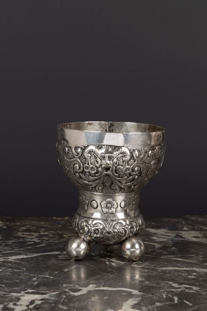 Gobelet en argent reposant sur trois pieds...