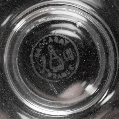 BACCARAT. Service en cristal gravé, modèle...