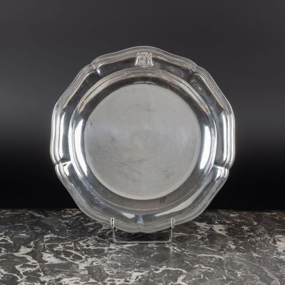 Plat rond en argent à cinq contours bordés...