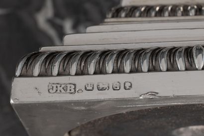 Paire de petits flambeaux en argent en forme...