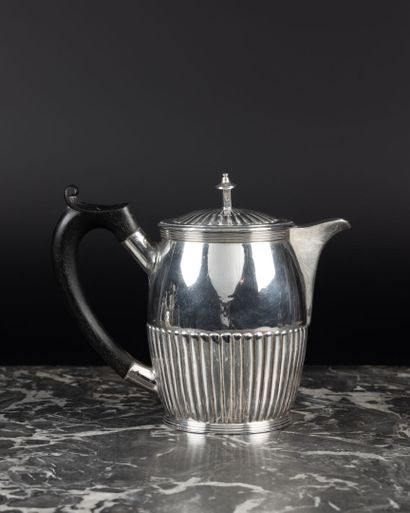 Petite verseuse tonneau en argent à décor...