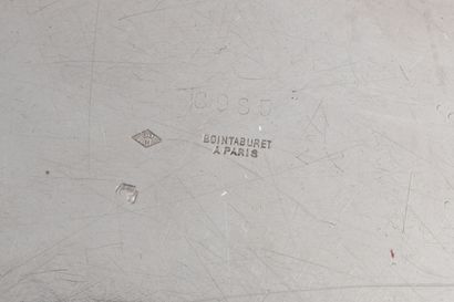 Plat rond à contours en argent, décor de...