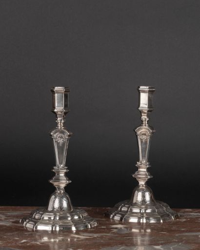 Paire de flambeaux en argent, ils reposent...