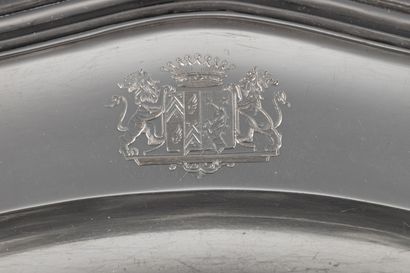 Plat ovale à contours en argent à filets....