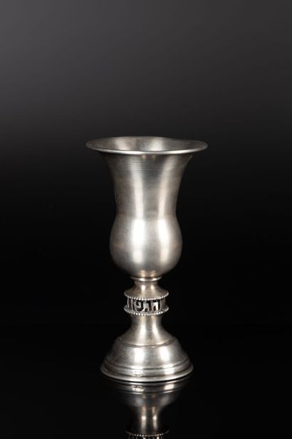 Coupe de kiddouch sur piédouche en argent...