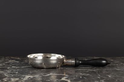 Petit poêlon en argent, le corps, uni, est...
