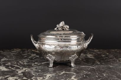 Sucrier en argent de forme ovale reposant...