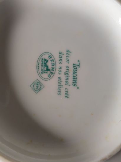 HERMES. 4 pièces de service de table en porcelaine...