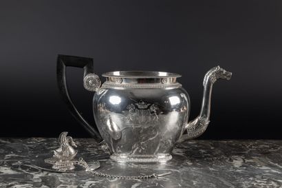 Théière ovale en argent uni, décor de cygne,...