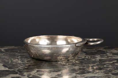 Tasse à vin en argent, le fond orné d'une...