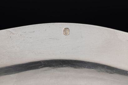 Plat ovale à contours en argent à filets....