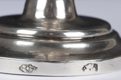 Coquetier en argent, reposant sur une base...