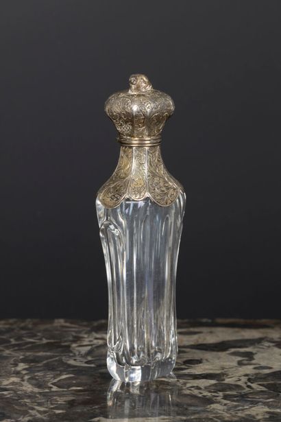 Vinaigrette en cristal , la monture en argent...