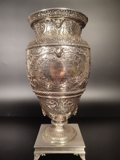 CHRISTOFLE. Vase richement décoré dans le...