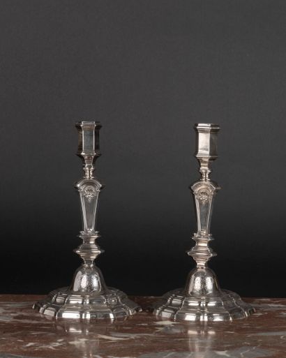 Paire de flambeaux en argent, ils reposent...