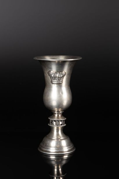 Coupe de kiddouch sur piédouche en argent...