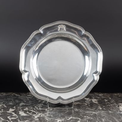 Plat rond à contours en argent à filets....
