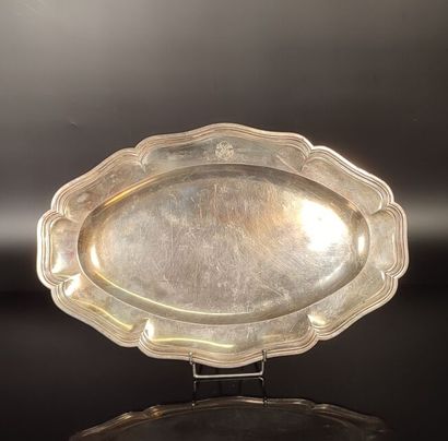 Plat ovale à contours en argent, chiffré....