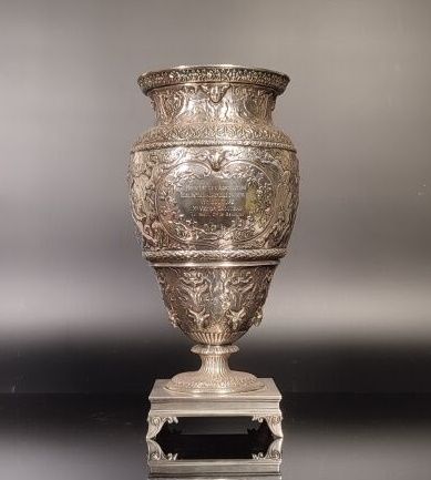 CHRISTOFLE. Vase richement décoré dans le...
