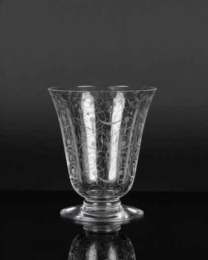 BACCARAT. Vase tulipe en cristal gravé, modèle...