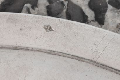 Suite de trois plats ronds en argent à filets...