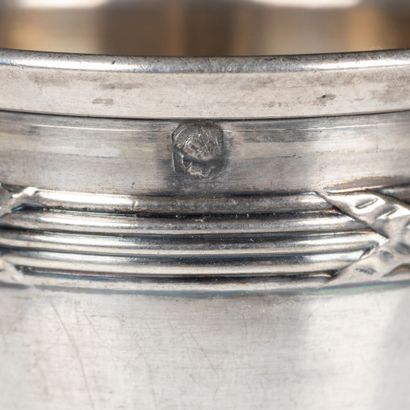 Série de 10 gobelets en argent, frises rubans...
