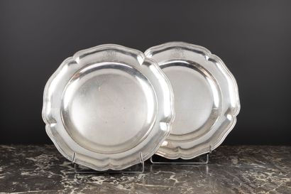 Paire d'assiettes en métal doublé d'argent...