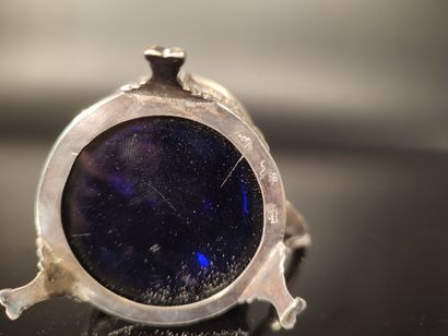 Moutardier en argent reposant sur trois pieds...