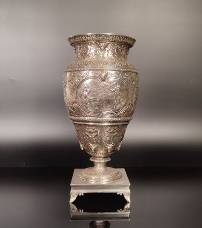 CHRISTOFLE. Vase richement décoré dans le...