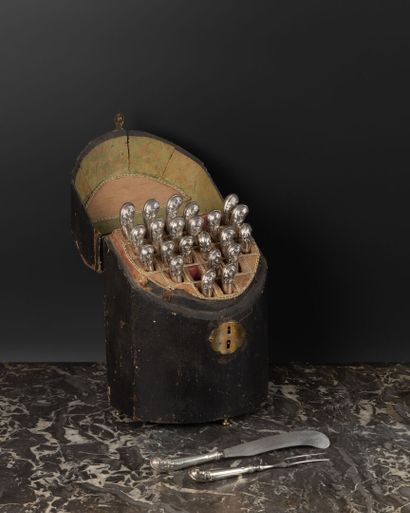Série de 12 petites fourchettes et 12 petits...