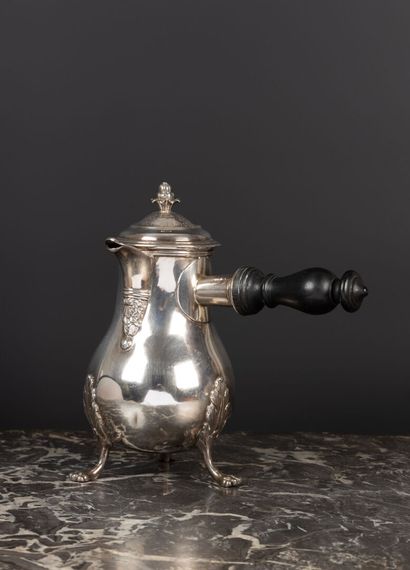 Verseuse en argent de forme balustre, reposant...