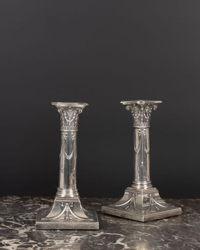 Paire de flambeaux en argent en forme de...