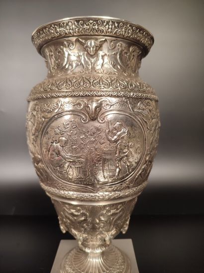 CHRISTOFLE. Vase richement décoré dans le...
