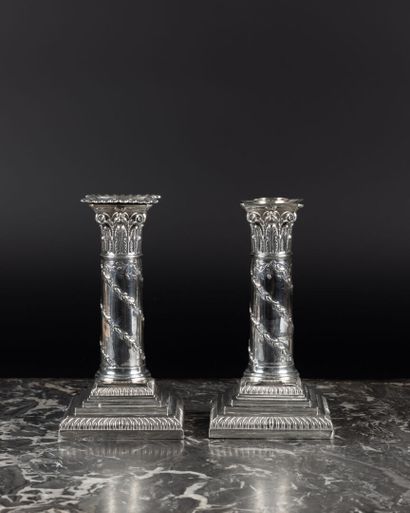 Paire de petits flambeaux en argent en forme...
