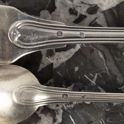 Lot en argent : 
- 4 petites cuillers, modèle...
