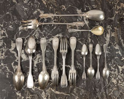 Lot en argent : 
- 4 petites cuillers, modèle...