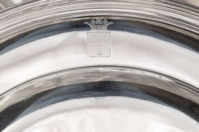 Suite de trois plats ronds en argent à filets...