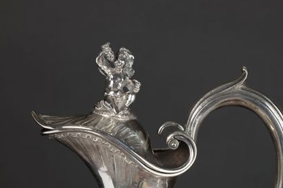 Paire d'aiguières en cristal taillé, la monture...