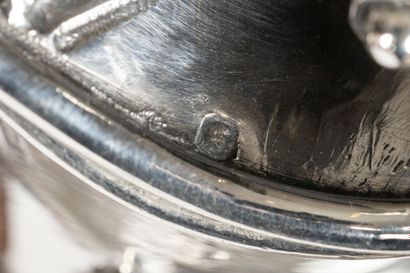 Paire d'aiguières en cristal taillé, la monture...