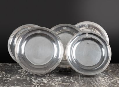Suite de trois plats ronds en argent à filets...